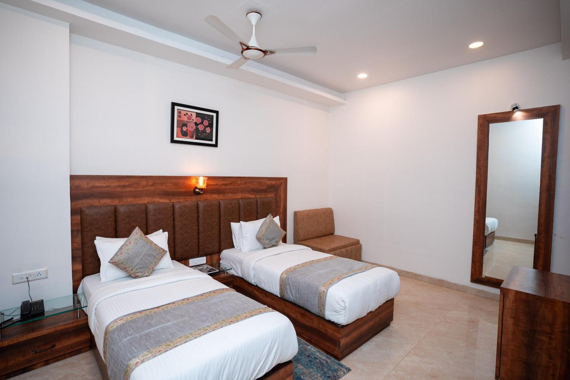 Hotel Radiance Courtyard Varanasi Exterior foto
